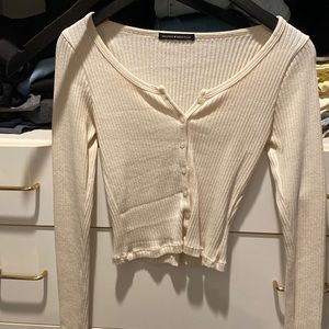 BRANDY MELVILLE CREAME LONG SLEEVE TOP WITH BUTTON